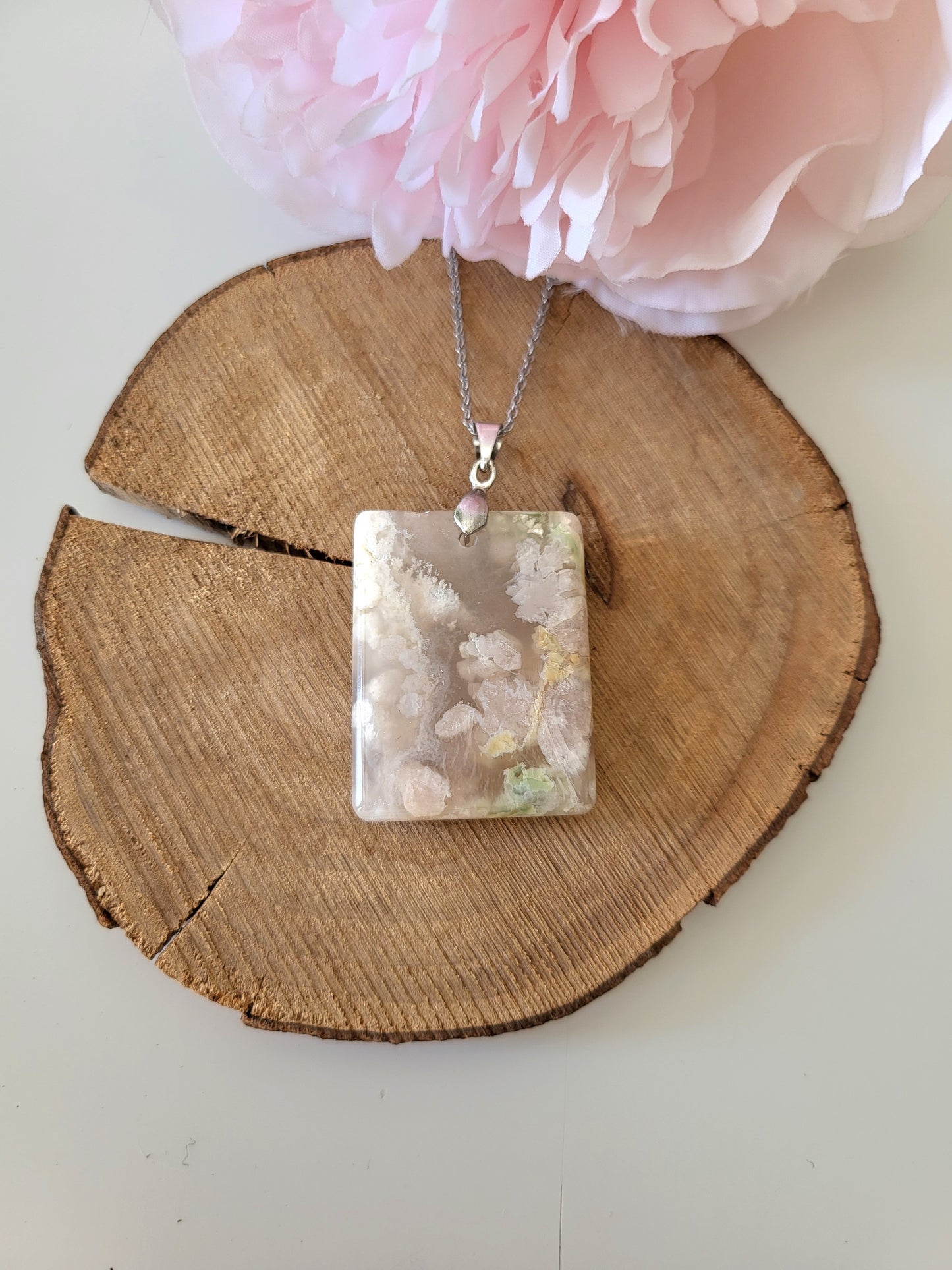 Collier avec pendentif en agate fleur de cerisier