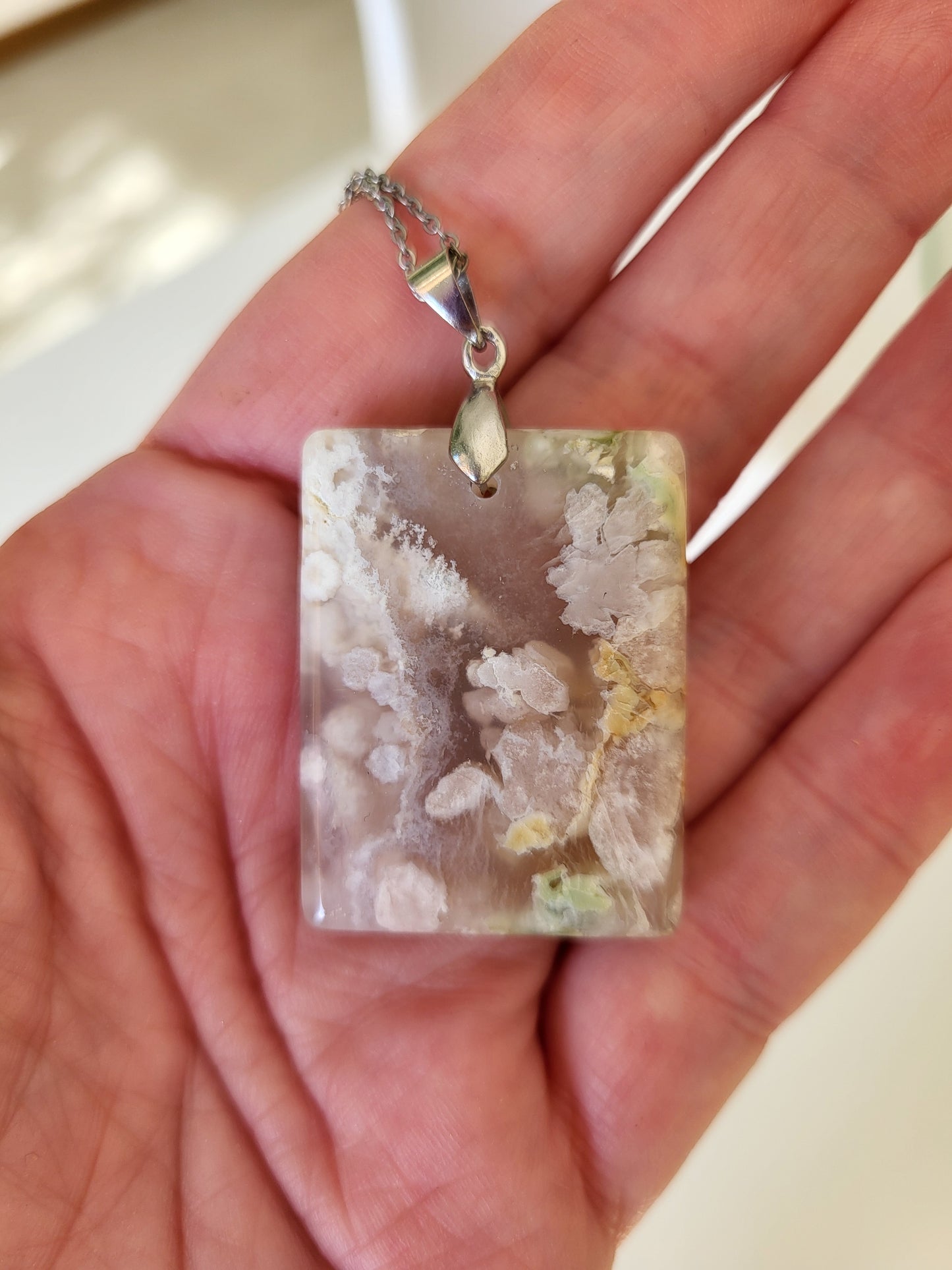 Collier avec pendentif en agate fleur de cerisier