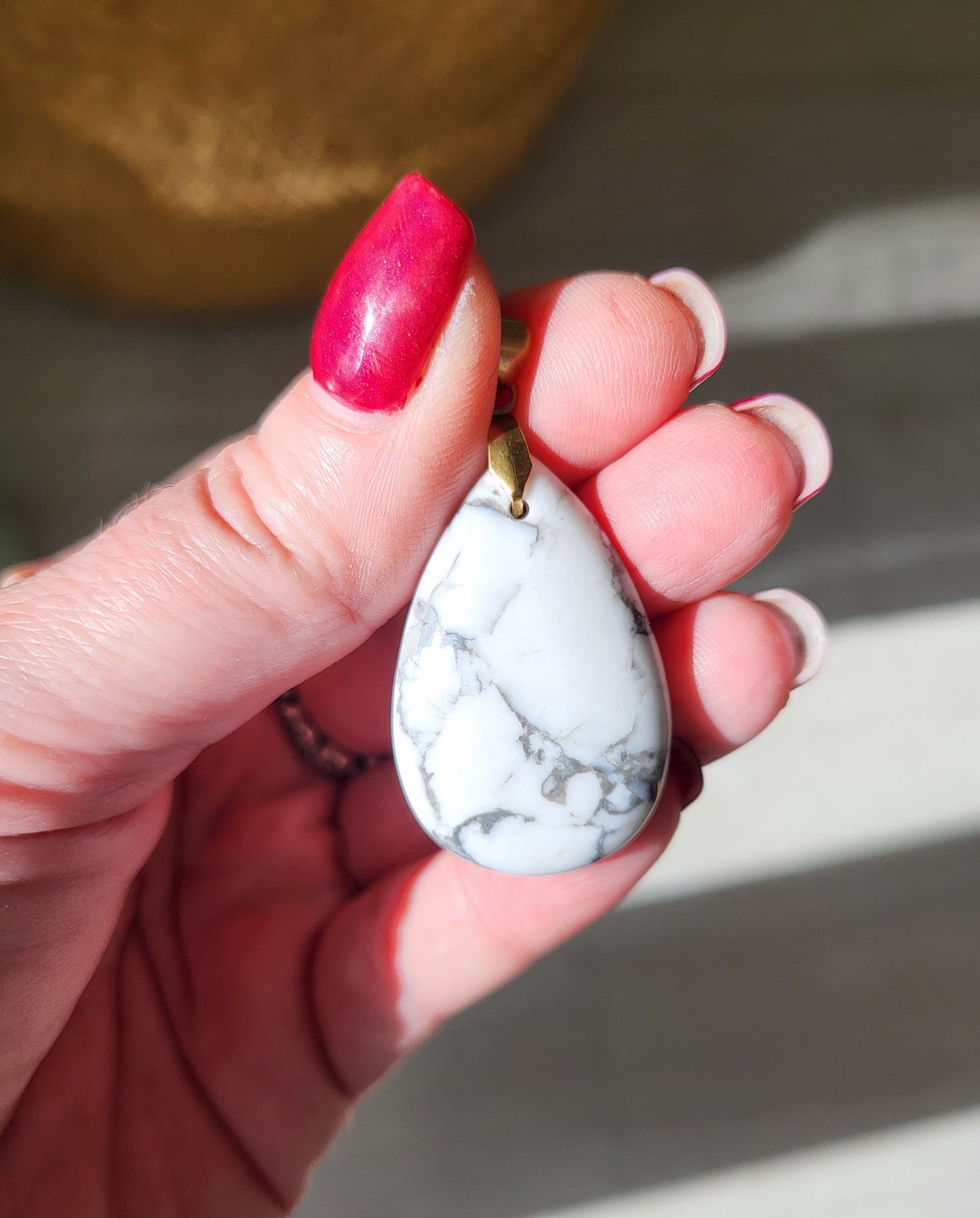 White howlite pendant necklace