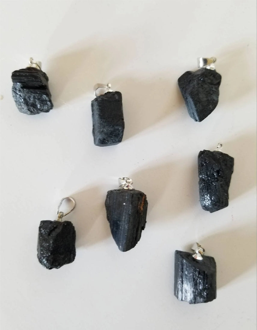 Collier avec pendentif en tourmaline noire.