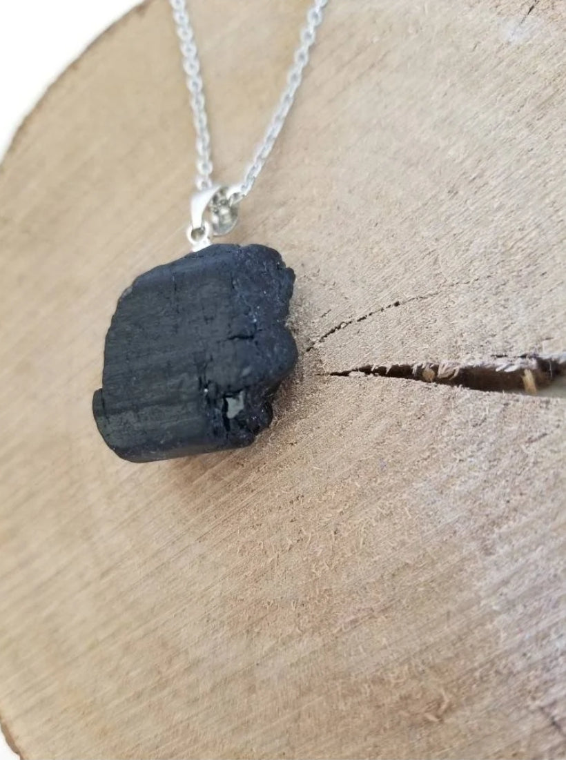 Collier avec pendentif en tourmaline noire.