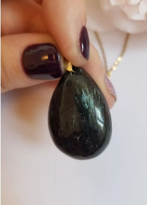 Necklace with arfvedsonite pendant (variety of amphibole)