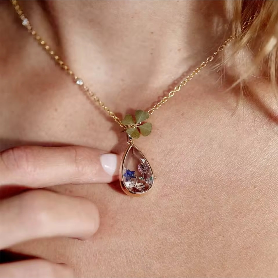 Collier avec pendentif personnalisable.