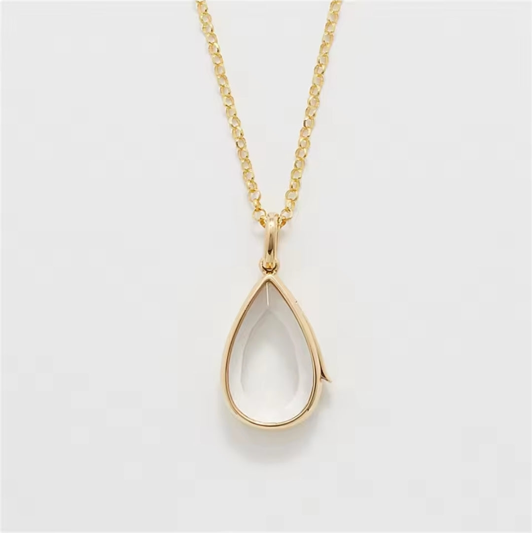 Collier avec pendentif personnalisable.