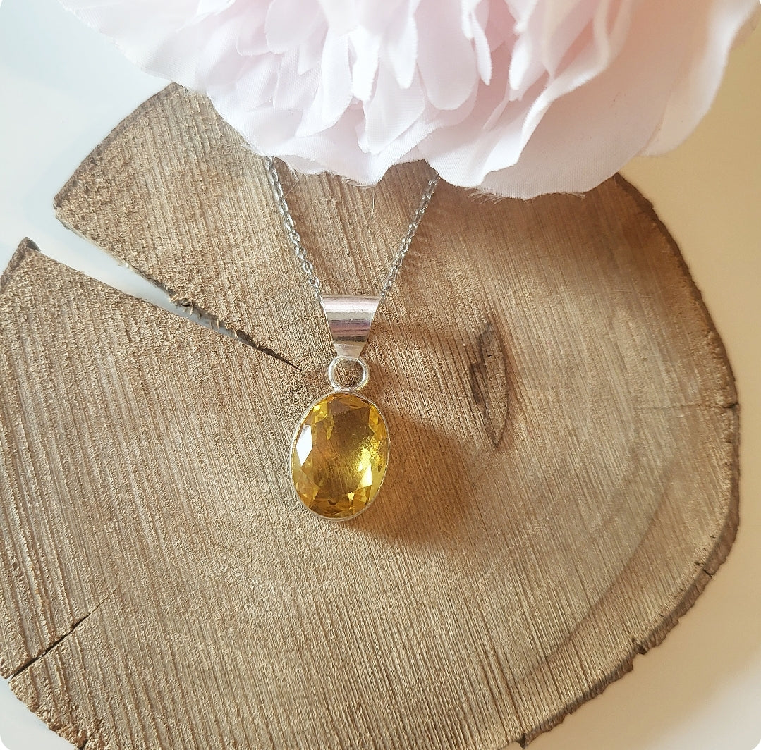 Collier avec pendentif en citrine