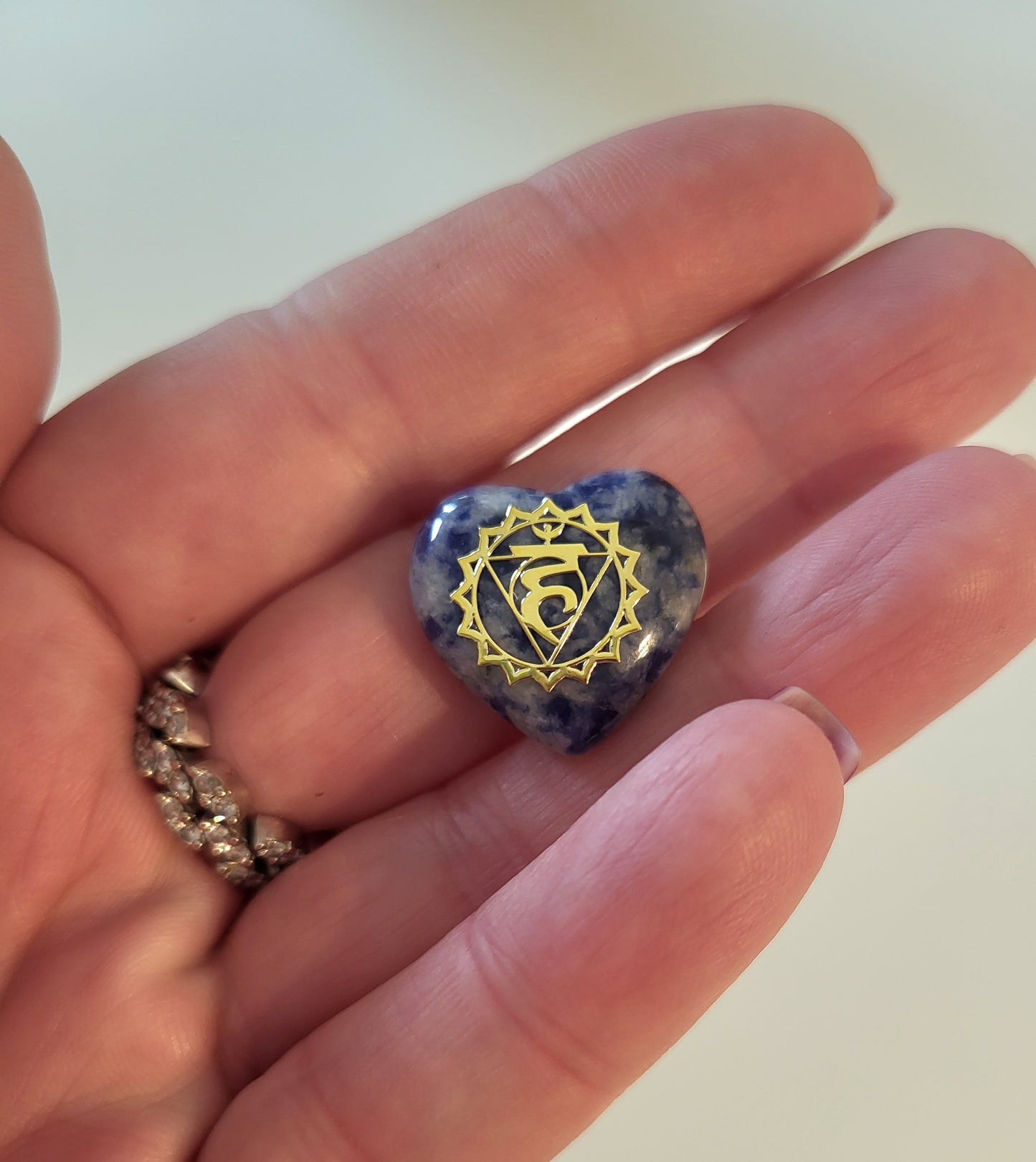 Hearts made of stones from the 7 chakras