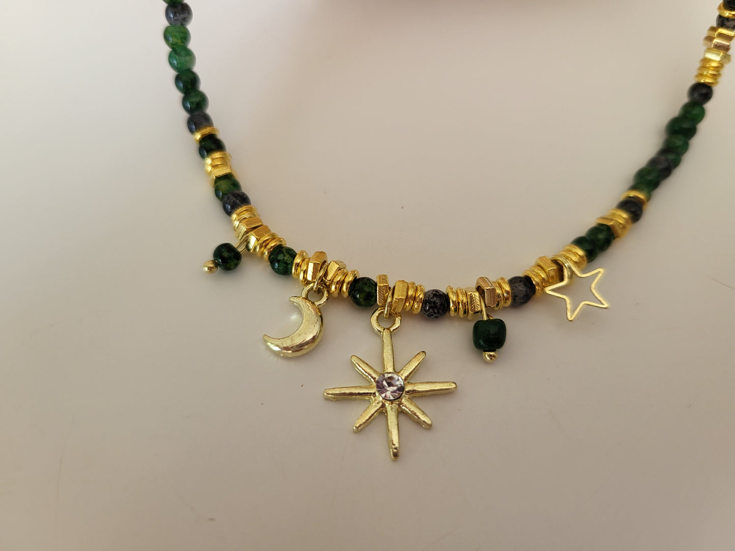 Collier lune et étoiles en agate mousse