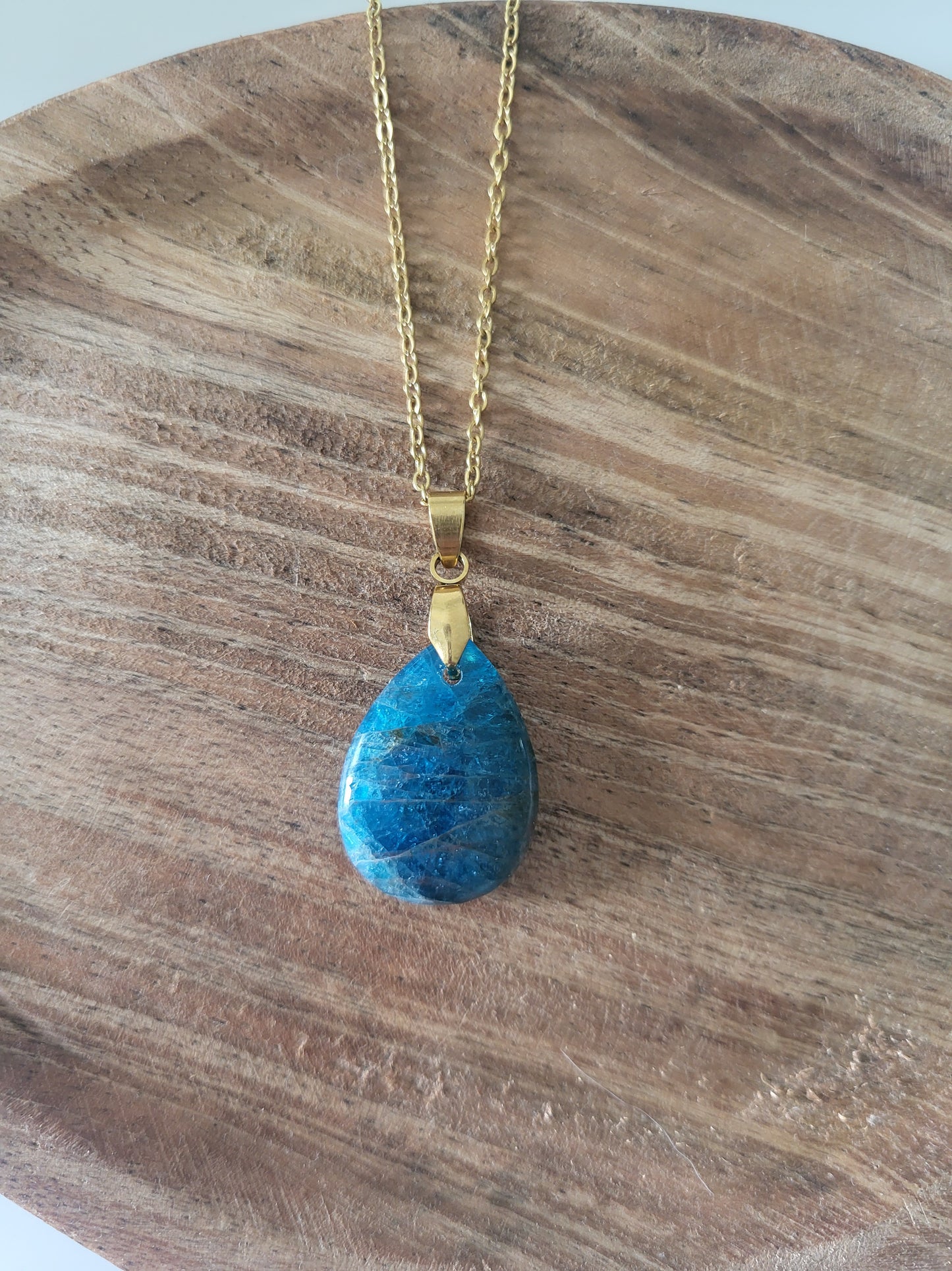 Collier avec pendentif en apatite
