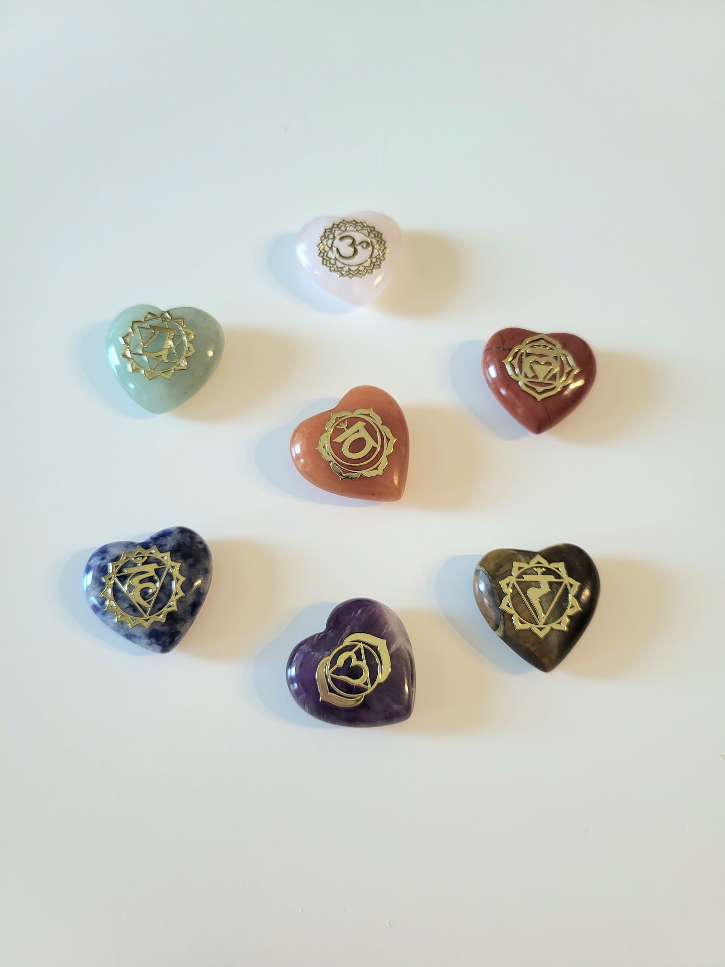 Hearts made of stones from the 7 chakras