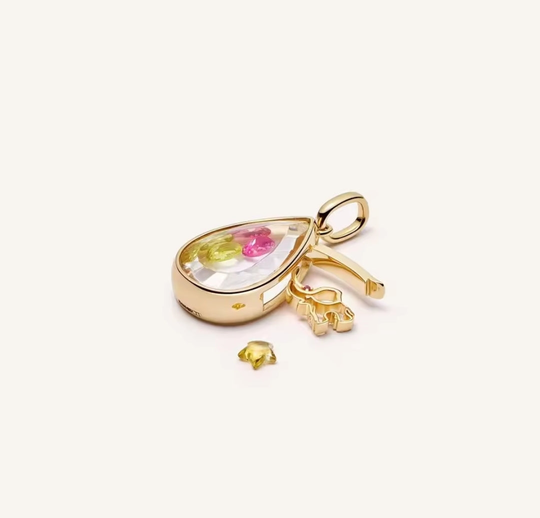 Collier avec pendentif personnalisable.