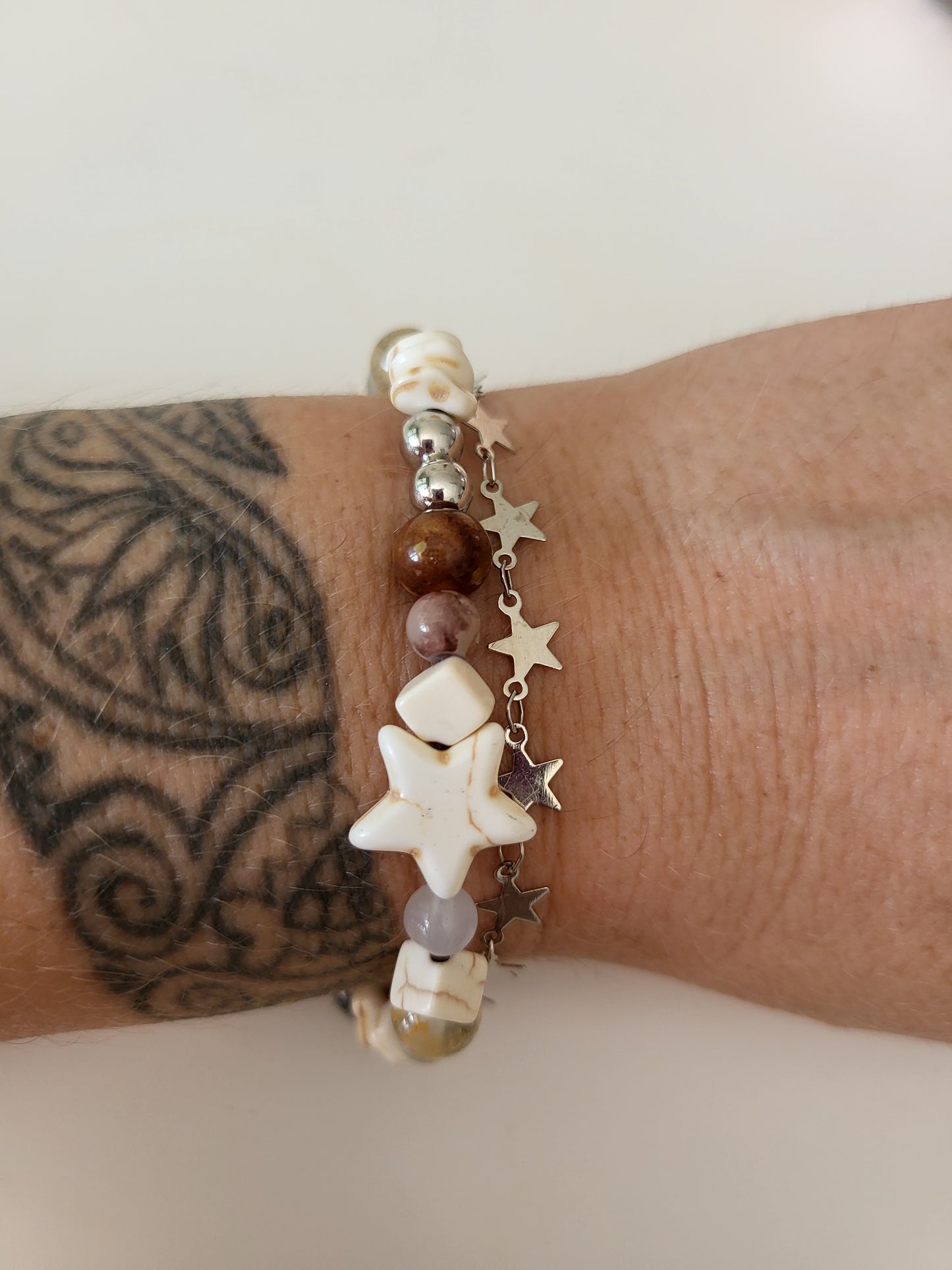 Bracelet étoiles en Howlite, agate et rhodonite