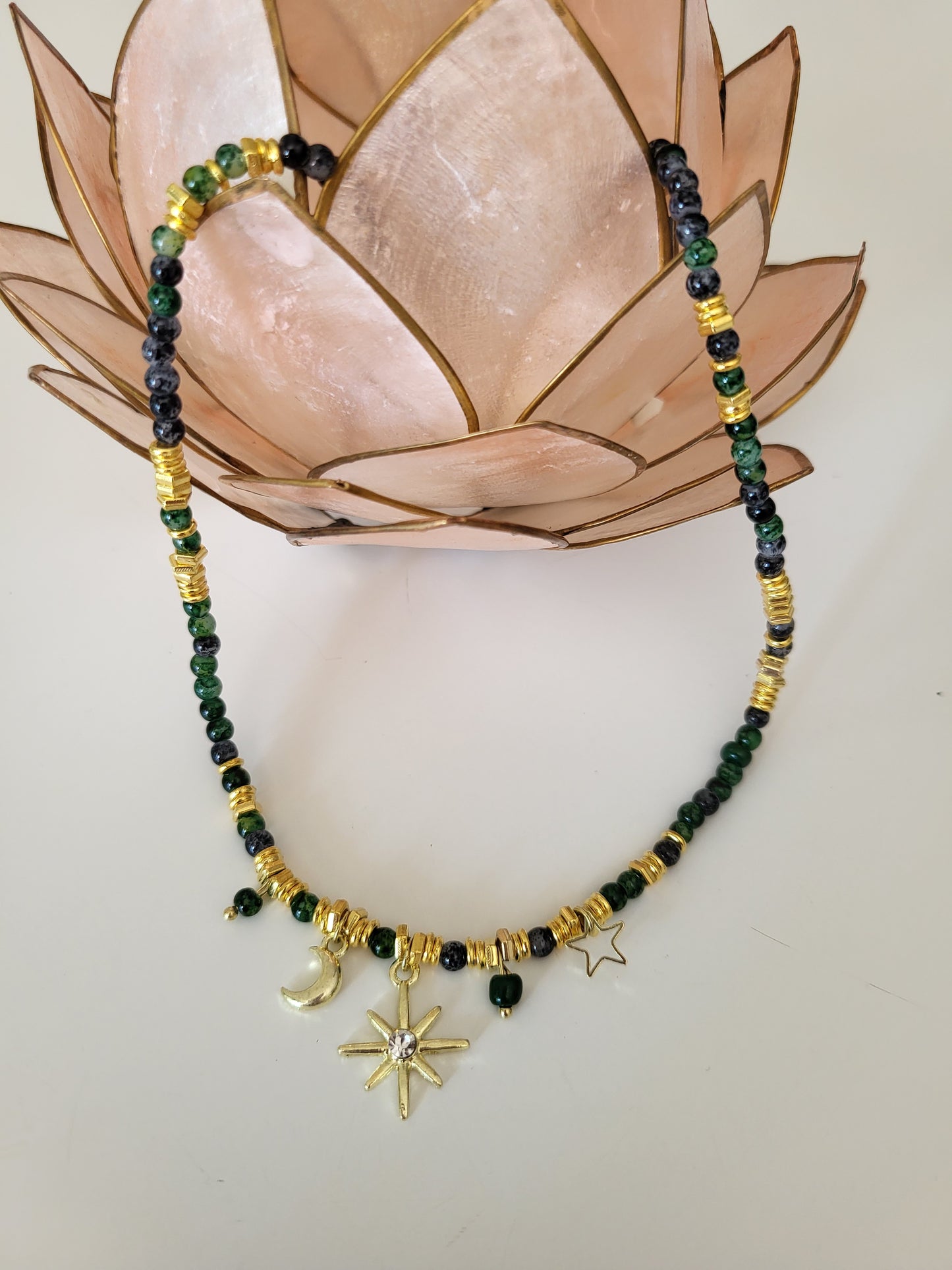 Collier lune et étoiles en agate mousse