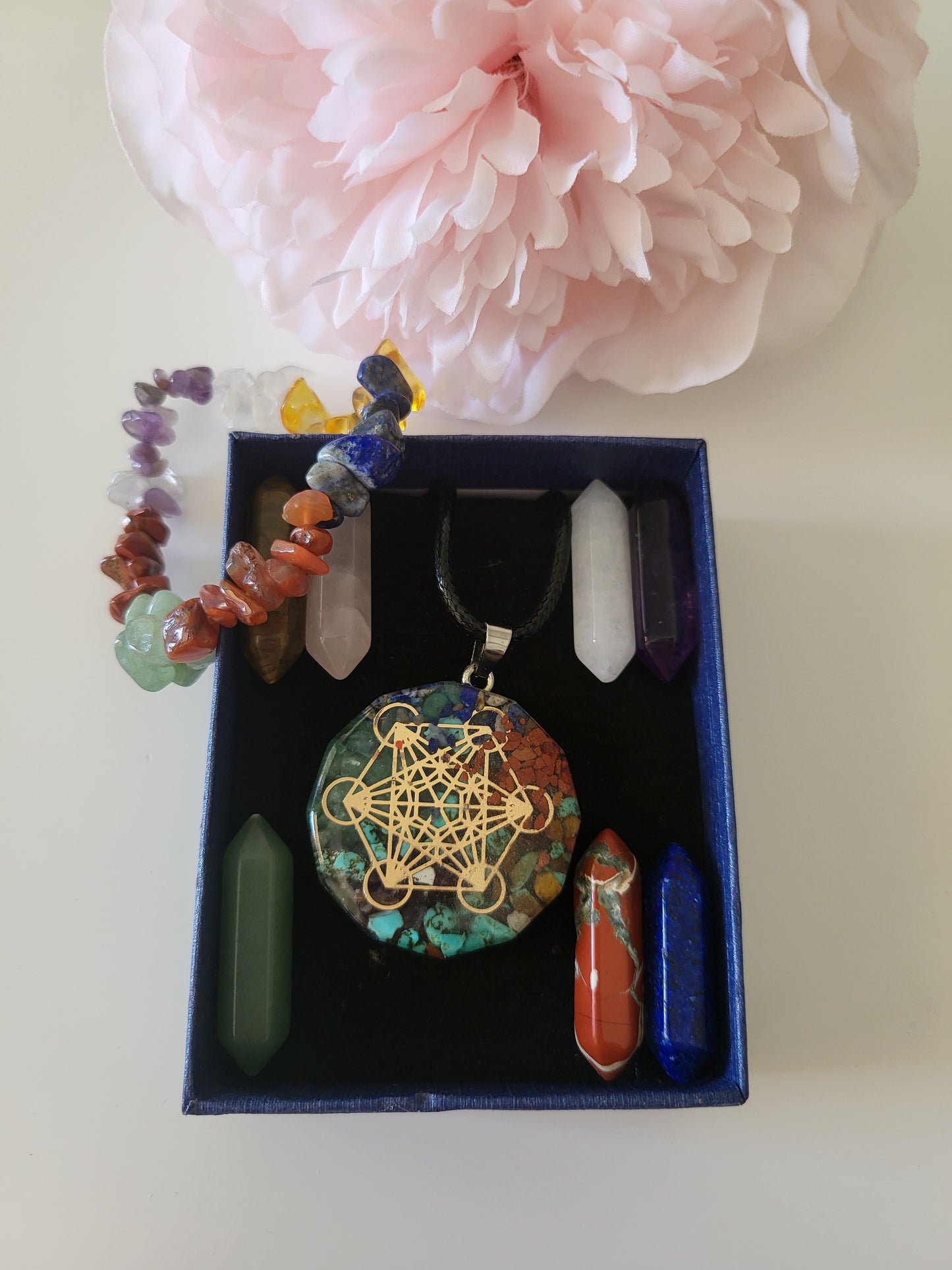 Coffret cadeau pierres collier orgonite cube de Métatron et bracelet chakras