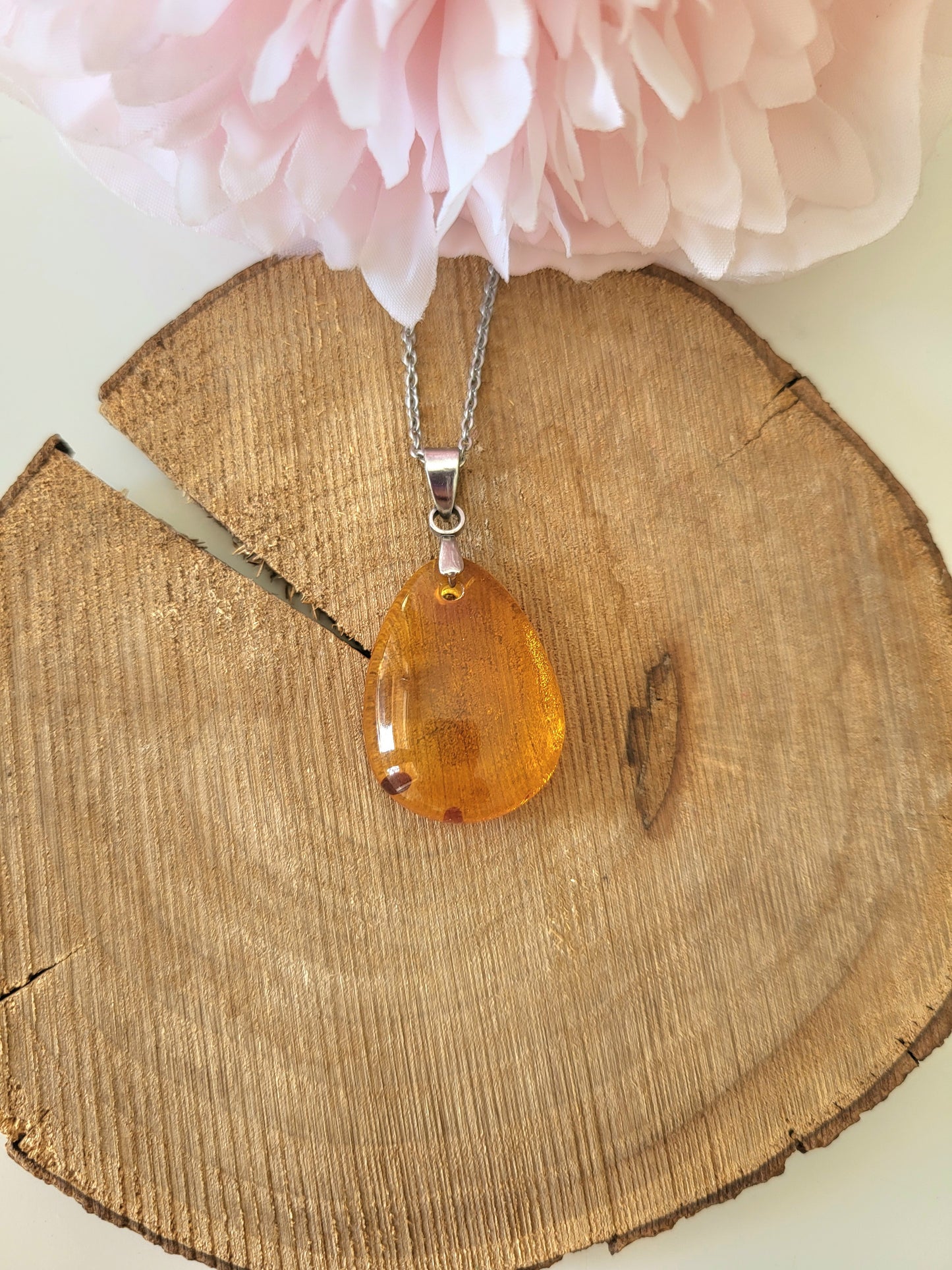 Amber pendant necklace