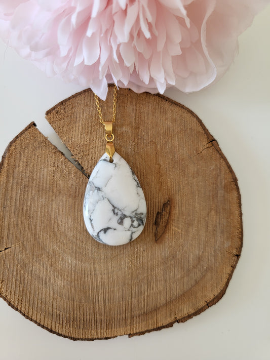 White howlite pendant necklace