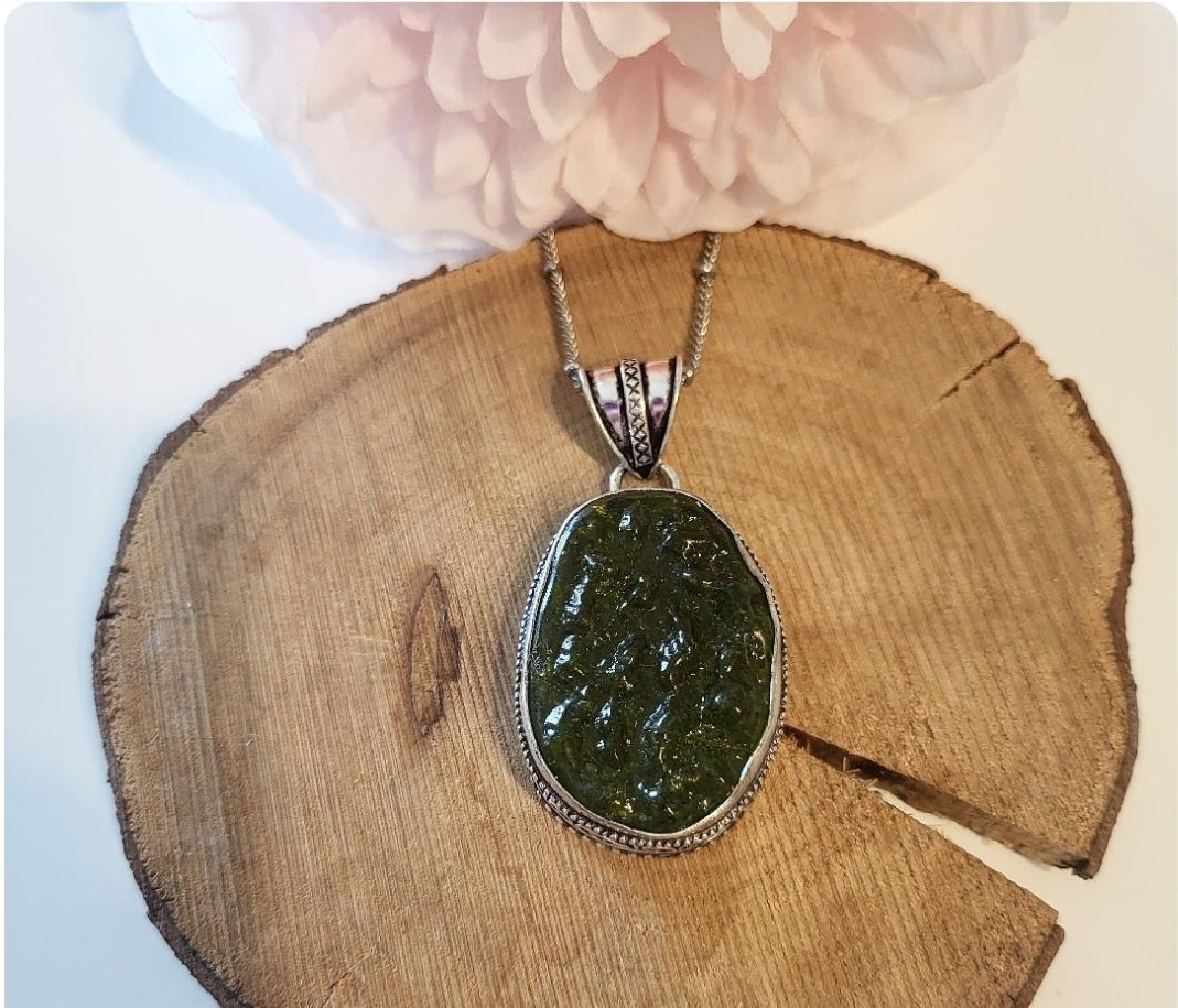 Collier avec pendentif en moldavite