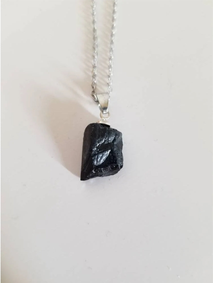 Collier avec pendentif en tourmaline noire.