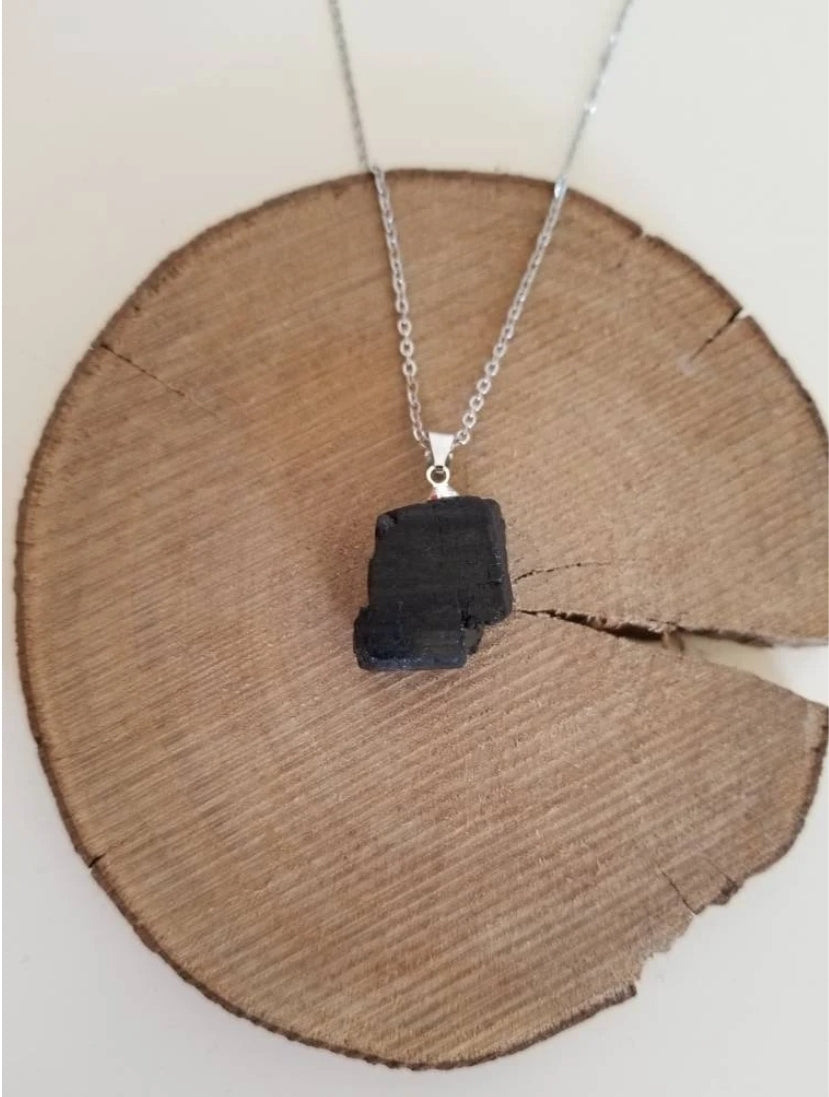 Collier avec pendentif en tourmaline noire.