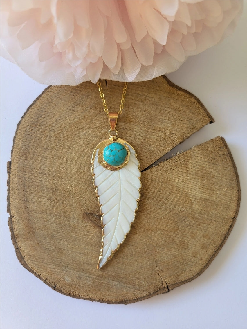 Collier chamanique plume en nacre et howlite bleue