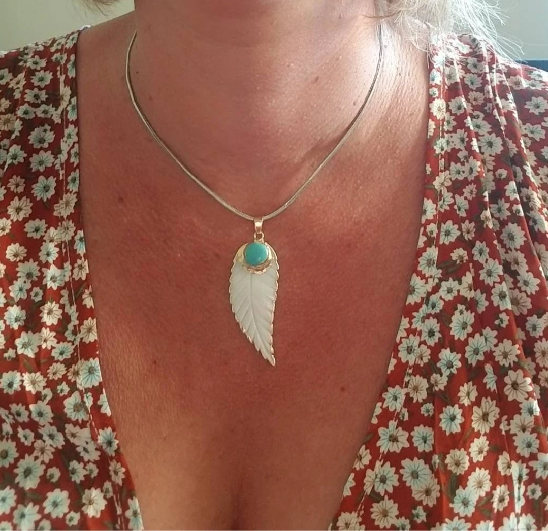 Collier chamanique plume en nacre et howlite bleue