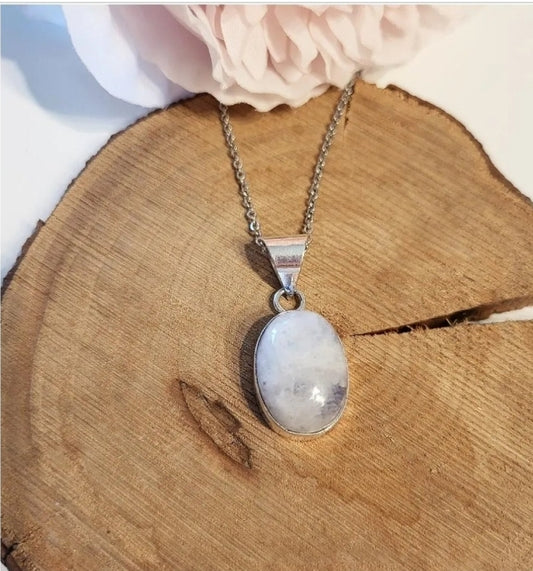 Collier avec pendentif en labradorite blanche (péristérite)