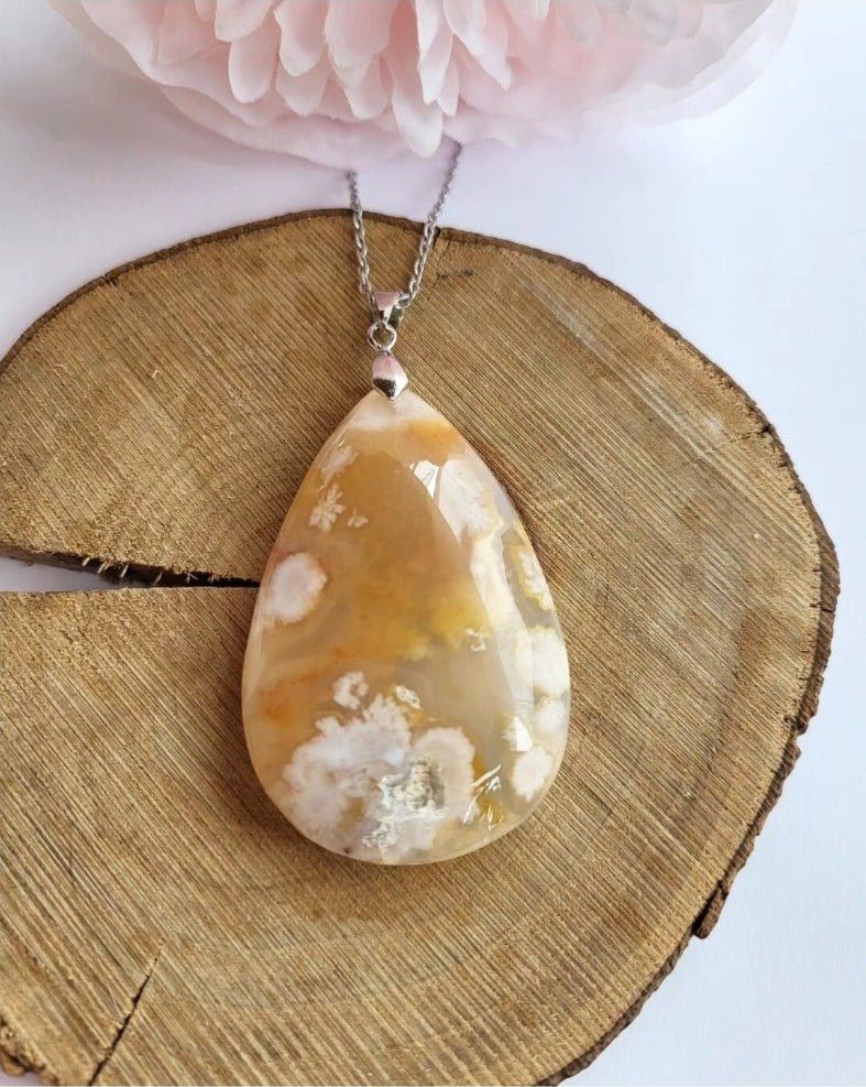 Collier avec pendentif en agate fleur de cerisier