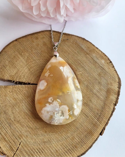 Collier avec pendentif en agate fleur de cerisier