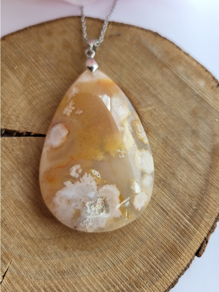 Collier avec pendentif en agate fleur de cerisier