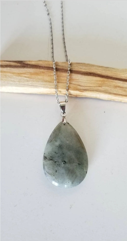 Collier avec pendentif en labradorite