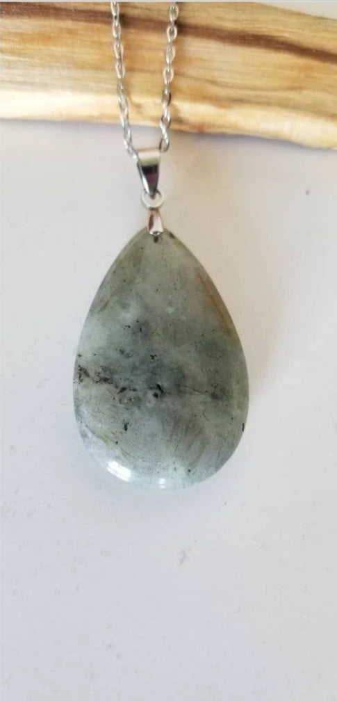 Collier avec pendentif en labradorite