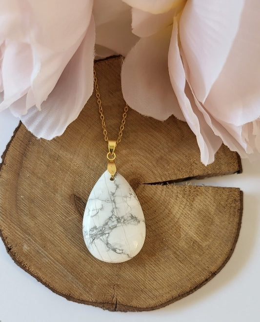 Collier avec pendentif en howlite blanche