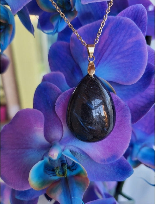 Collier avec pendentif en arfvedsonite (variété d'amphibole)