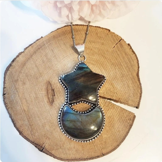 Collier avec pendentif lune et étoile en labradorite