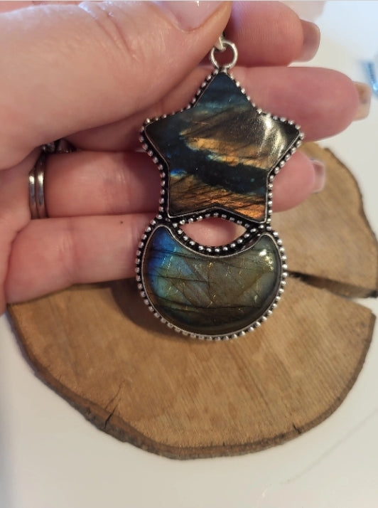 Collier avec pendentif lune et étoile en labradorite