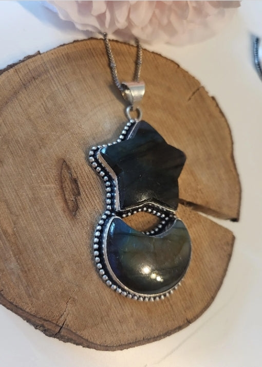 Collier avec pendentif lune et étoile en labradorite