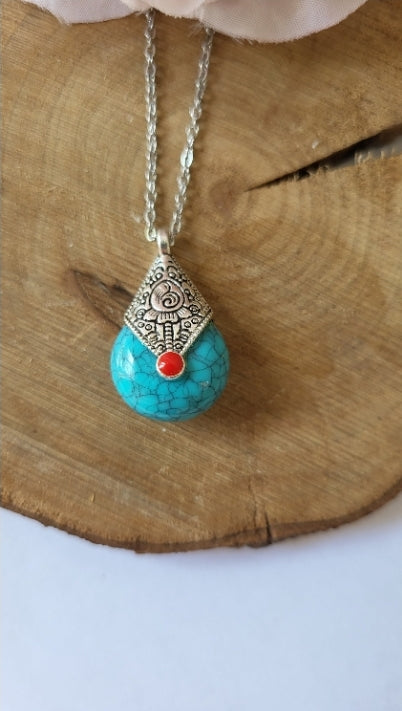 Collier avec pendentif tibétain en howlite bleue