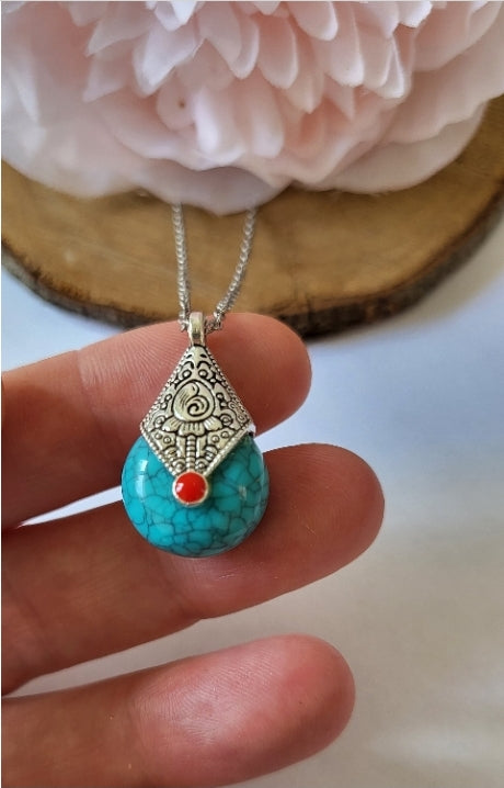 Collier avec pendentif tibétain en howlite bleue