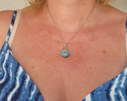 Collier avec pendentif tibétain en howlite bleue