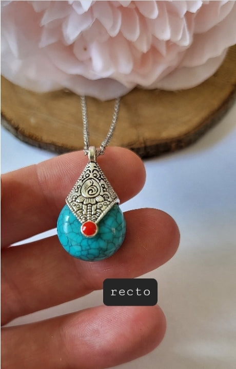 Collier avec pendentif tibétain en howlite bleue