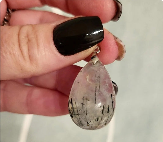 Collier avec pendentif en préhnite et inclusions de tourmaline