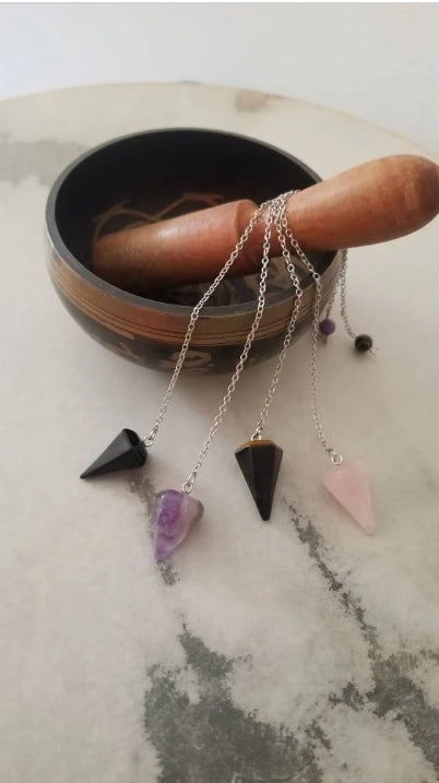 Pendules divinatoires en quartz rose, oeil de tigre, onyx, améthyste ou quartz