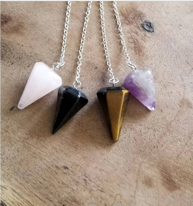 Pendules divinatoires en quartz rose, oeil de tigre, onyx, améthyste ou quartz