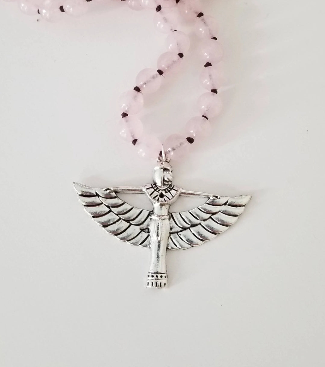 Collier mala en quartz rose et pendentif Isis déesse du féminin sacré