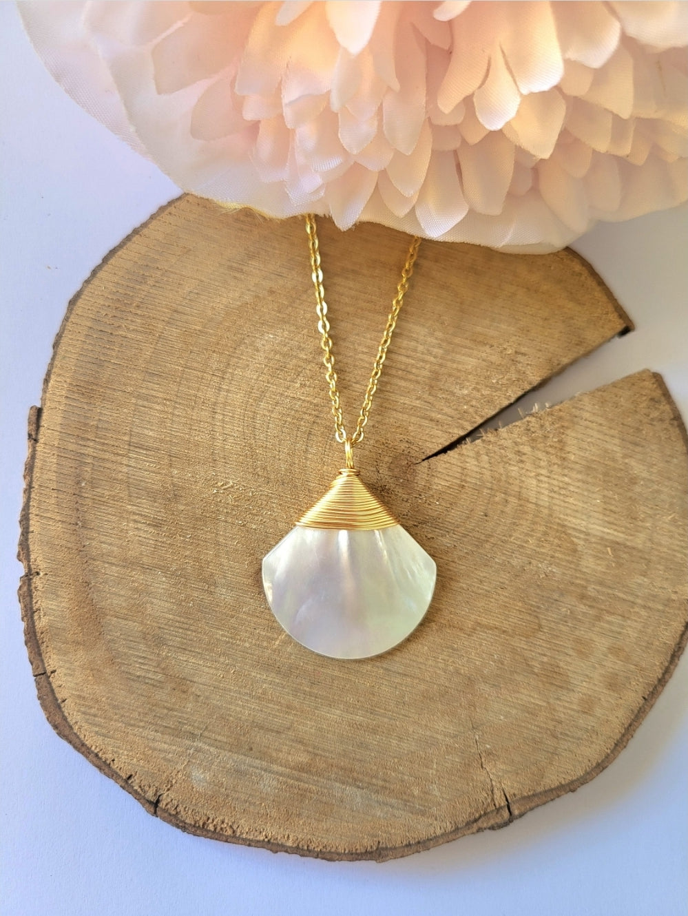 Necklace with mother-of-pearl pendant