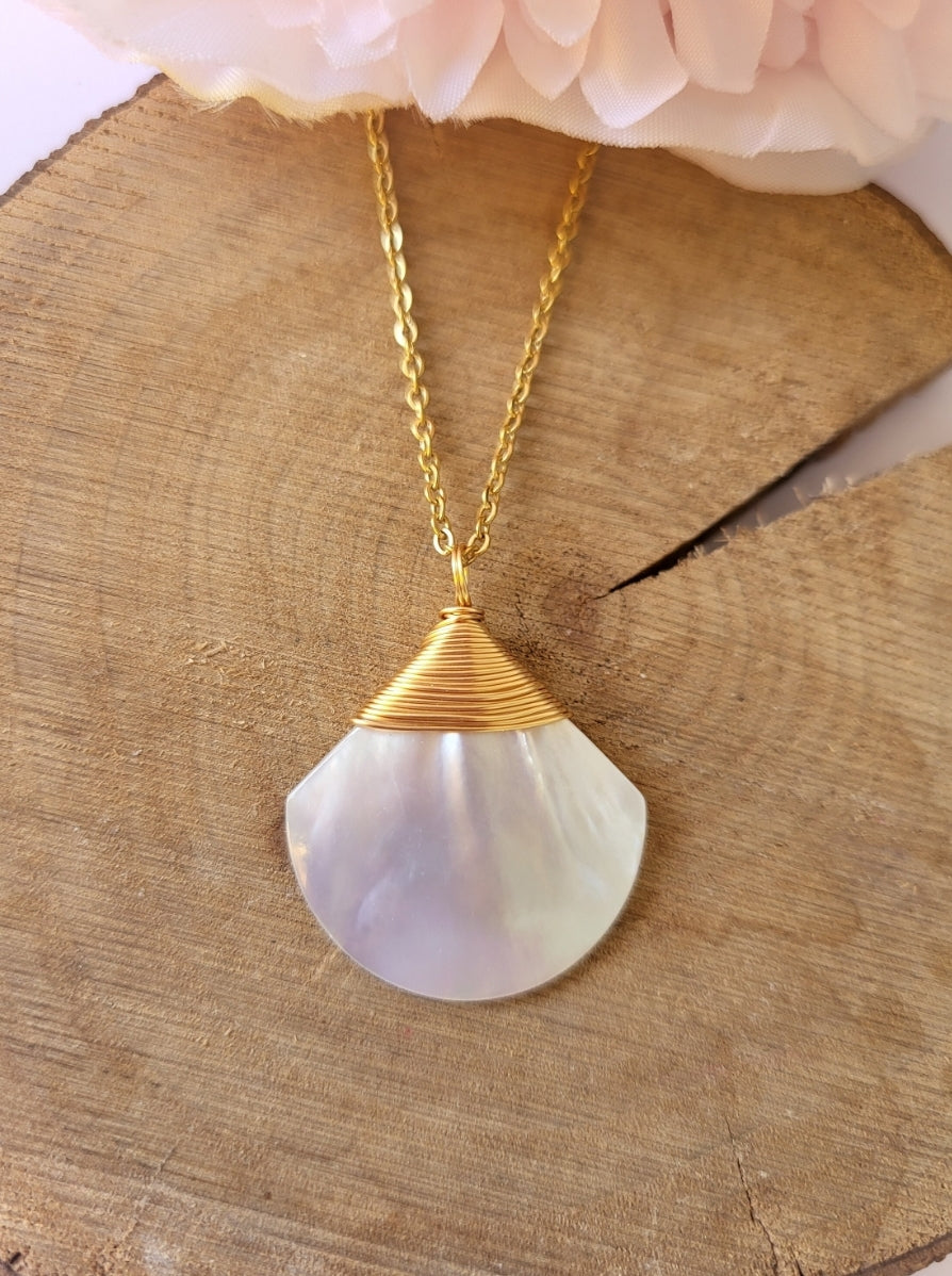 Necklace with mother-of-pearl pendant