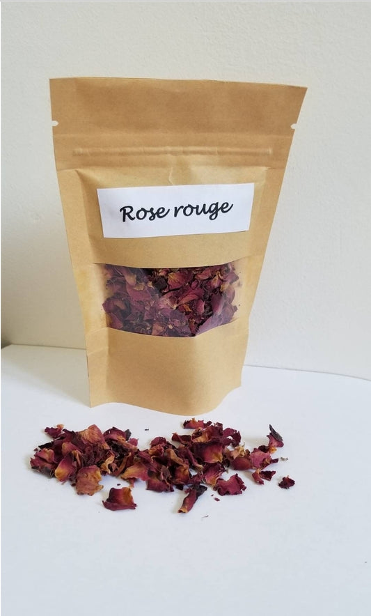 Sachet de pétales de roses rouges séchées pour rituels, bains ou décoration.