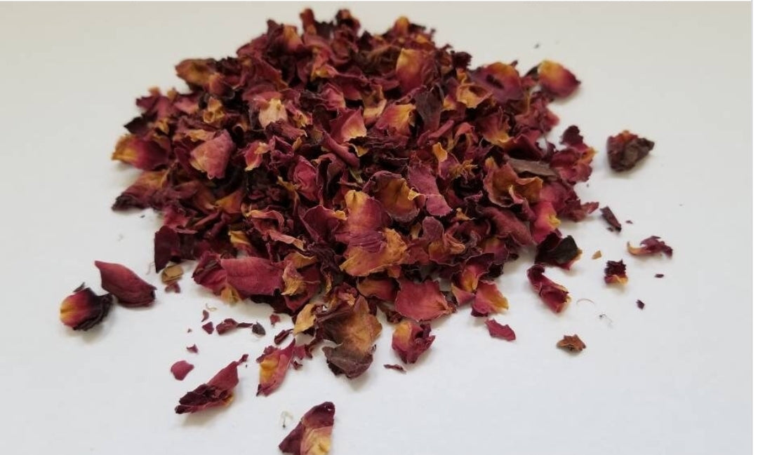 Sachet de pétales de roses rouges séchées pour rituels, bains ou décoration.