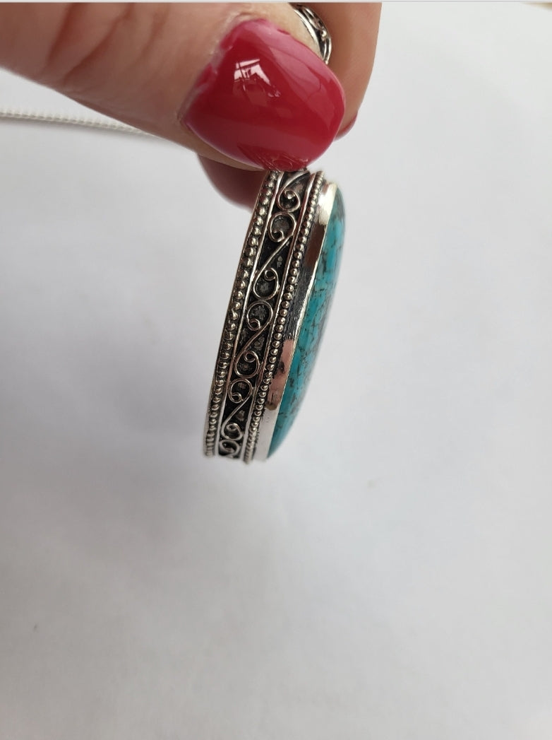 Collier avec pendentif en turquoise plaqué argent