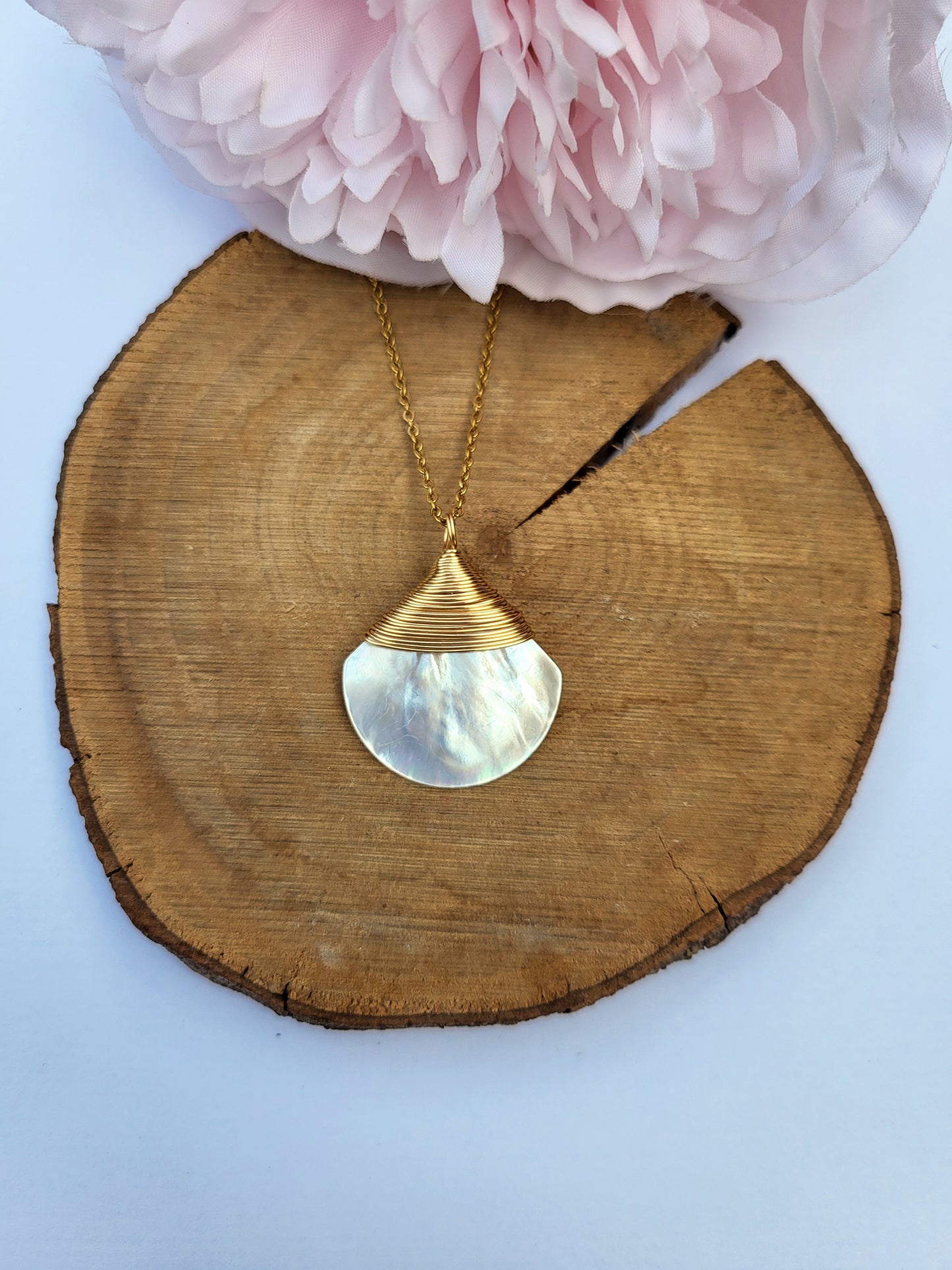 Necklace with mother-of-pearl pendant