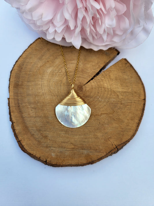 Necklace with mother-of-pearl pendant